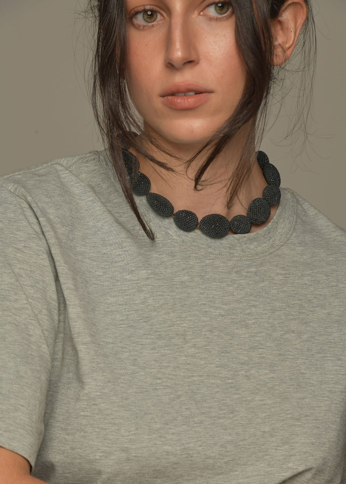 TAWARI METALLIC GRAY NECKLACE