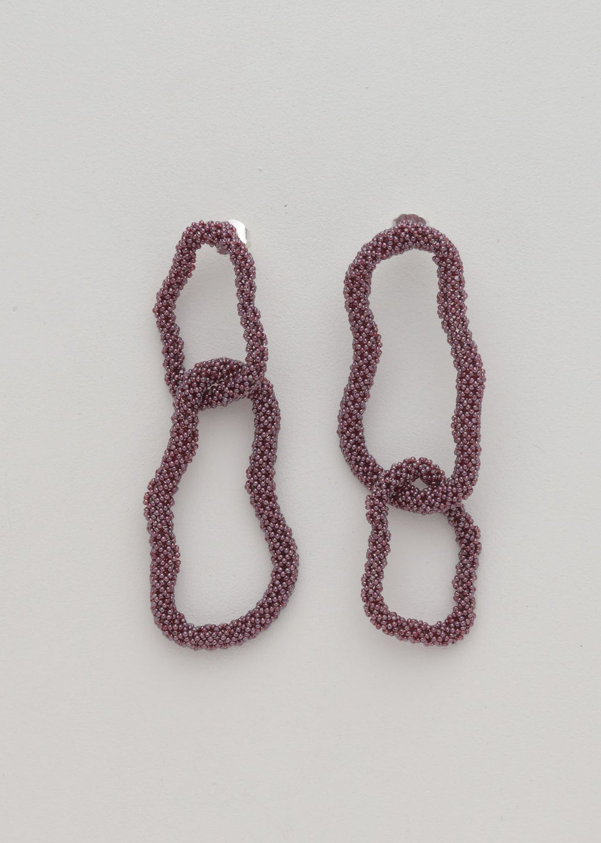 KIPURI TG CHAIN EARRINGS GARNET LUSTER