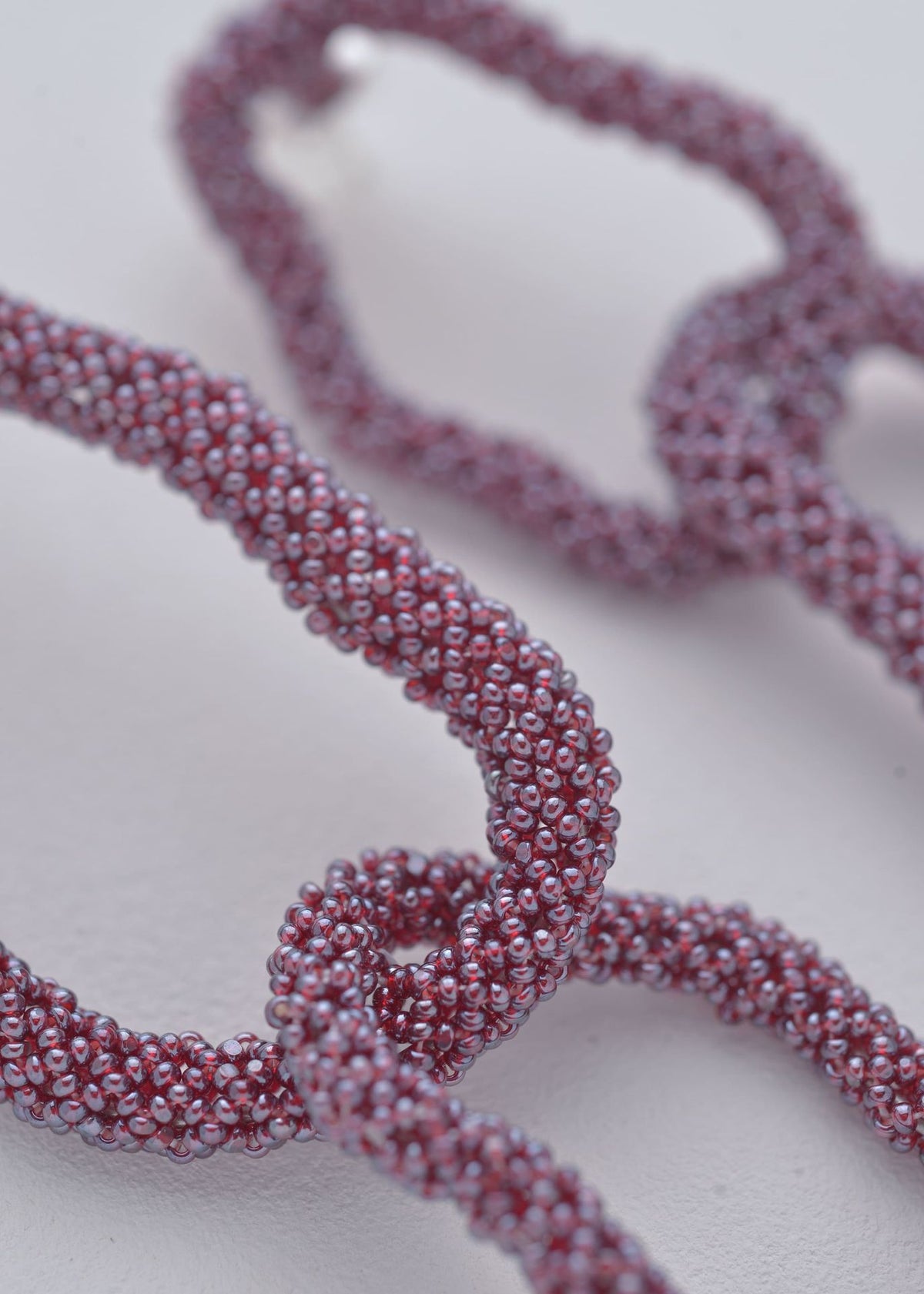 KIPURI TG CHAIN EARRINGS GARNET LUSTER