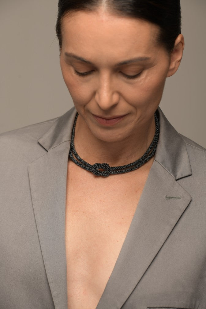 GARGANTILLA NUDO TAWARI GRIS METALICO