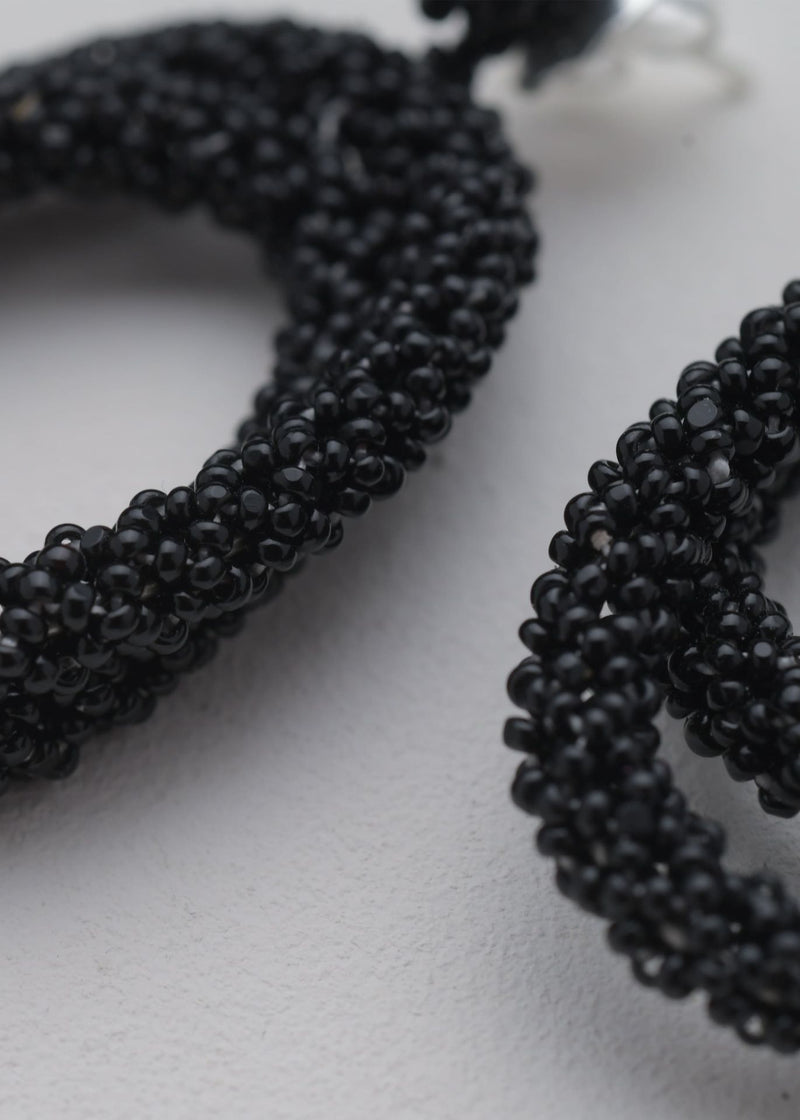 ITSARI HAIKURI BLACK EARRINGS