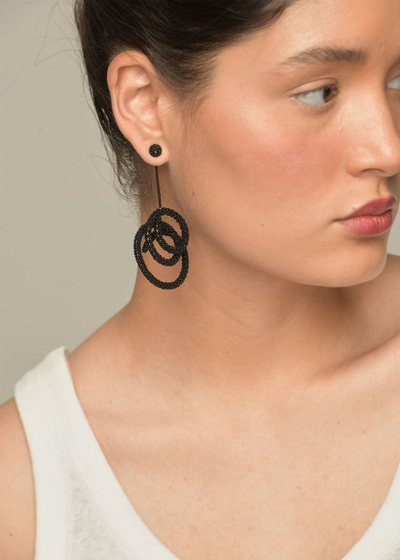 ARETES COLGANTES HAIKURI NEGRO
