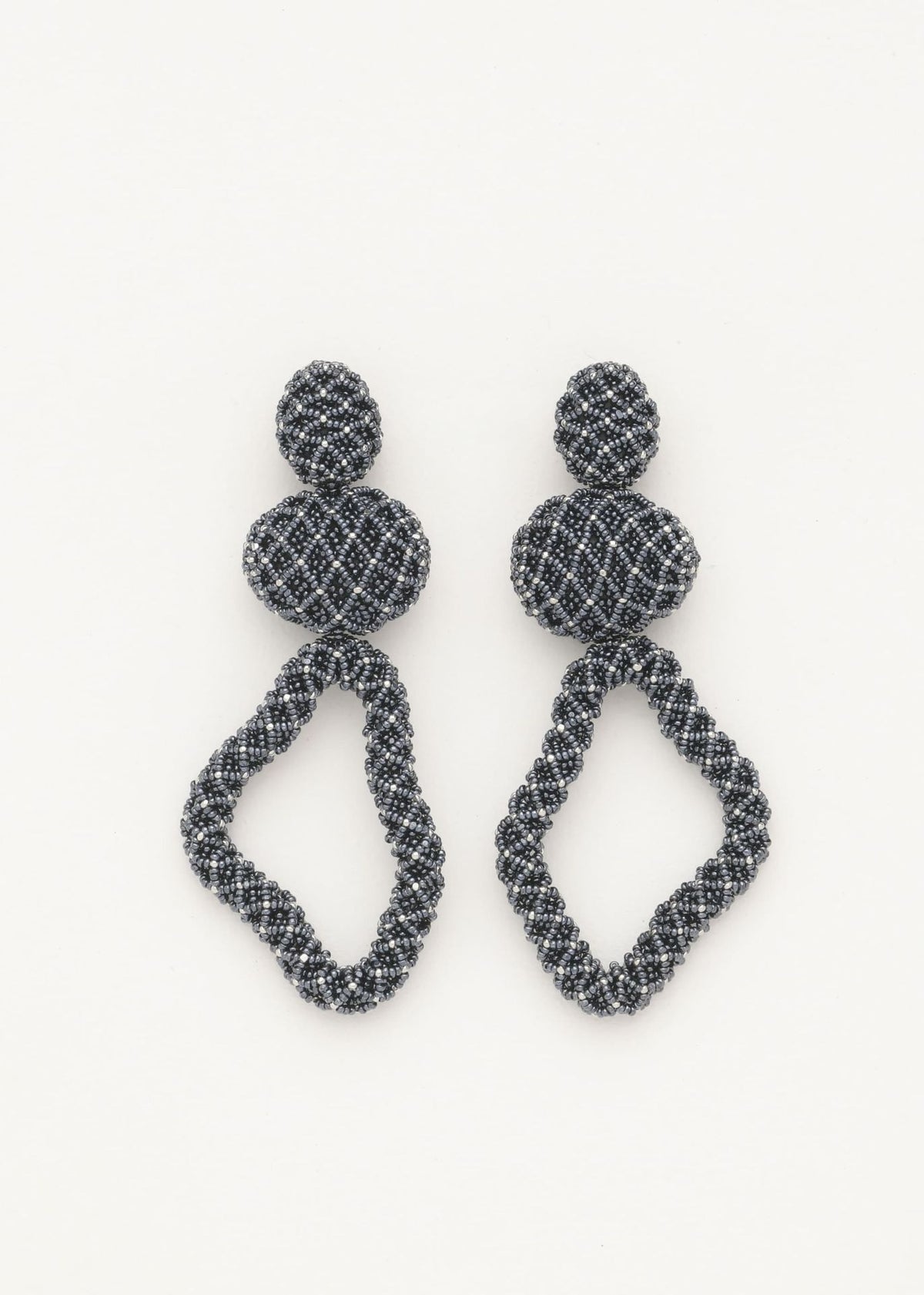ARETES HAUTE TEJIDO ABIERTO TAWARI PLATINO GRIS METALICO