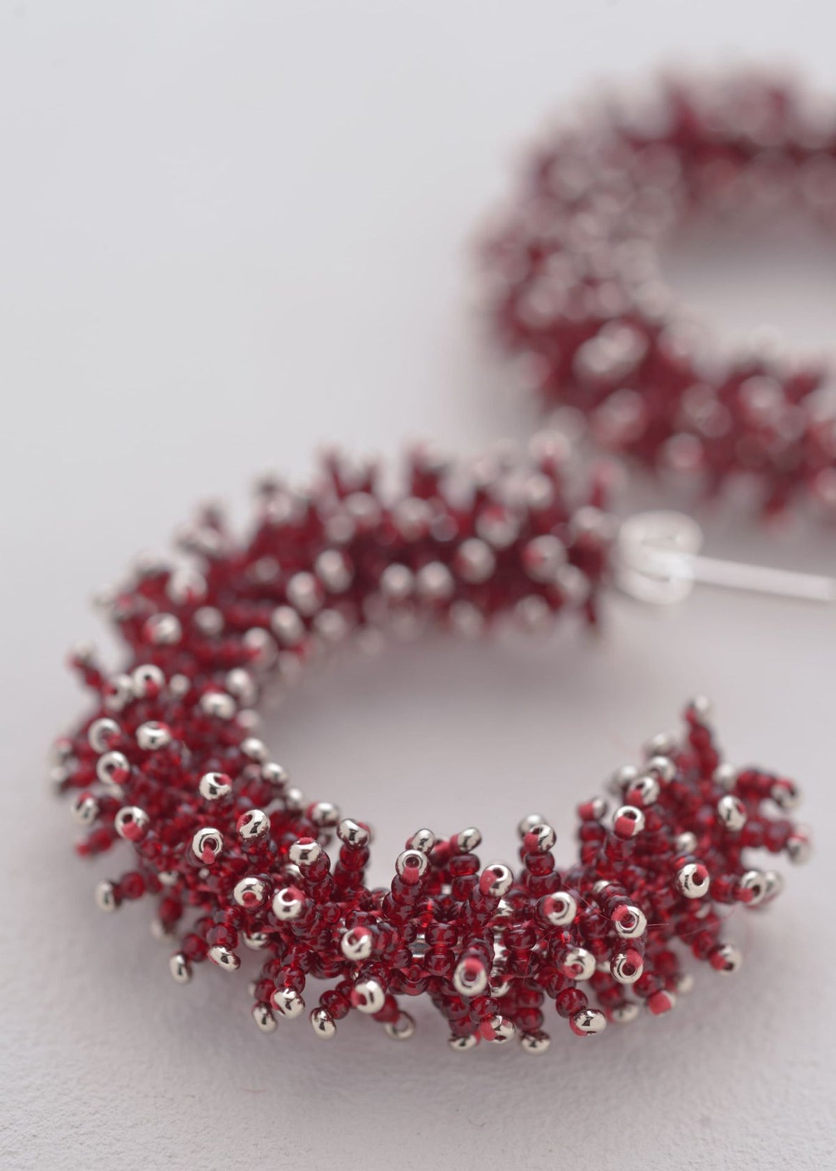 ARRACADAS PICOS KIPURI PLATINO ROJO CEREZA