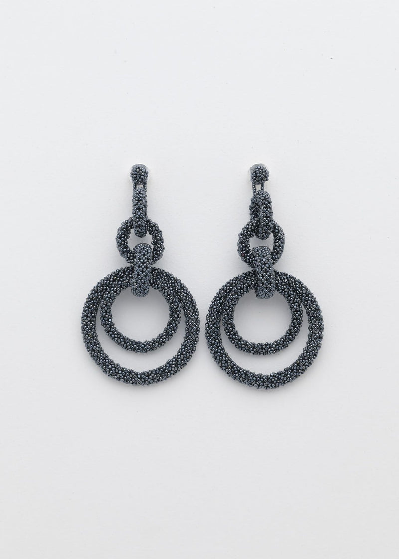 ARETES CINCO AROS CADENA GRIS METALICO