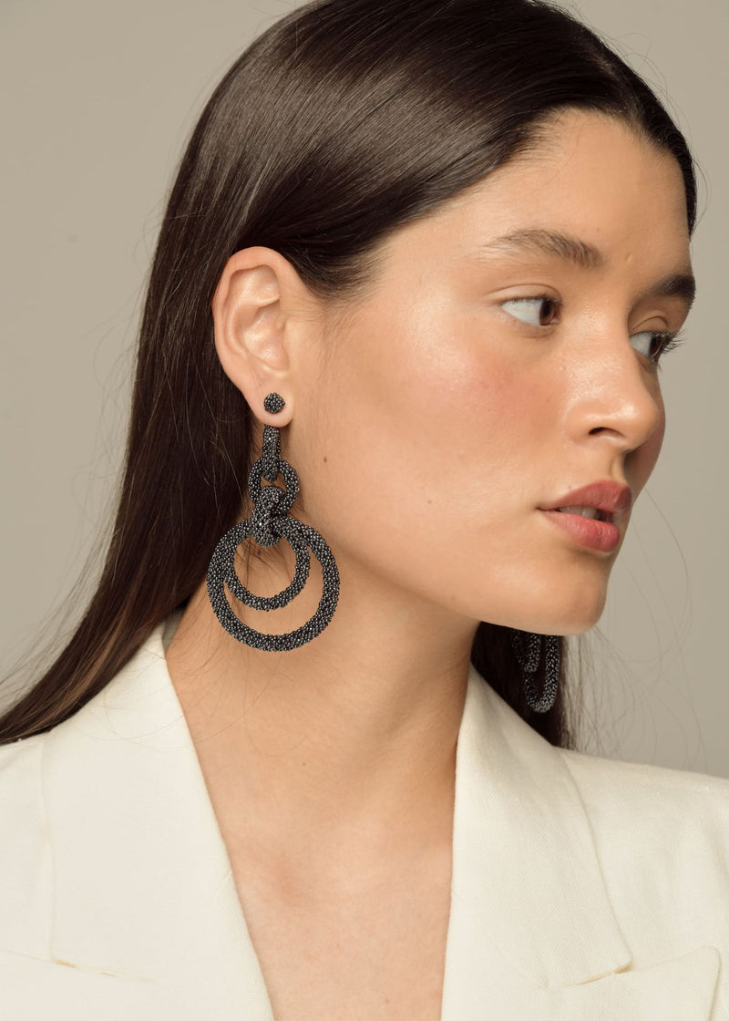 ARETES CINCO AROS CADENA GRIS METALICO
