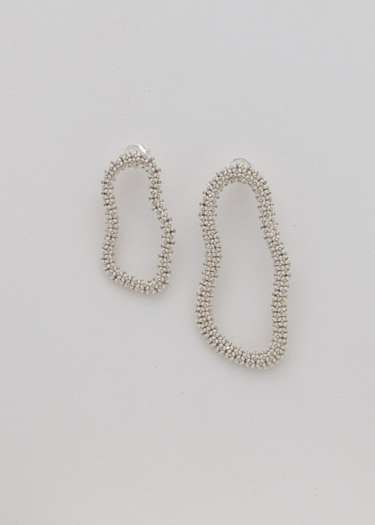 ARETES ASIMETRICOS KIPURI PLATINO CREMA APERLADO