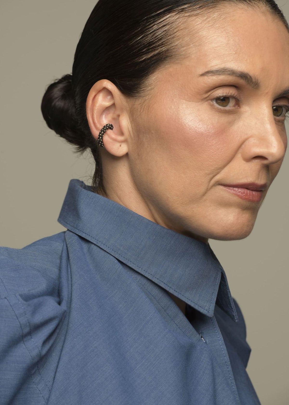 HUTA MARTHA BLACK GOLD EARCUFF