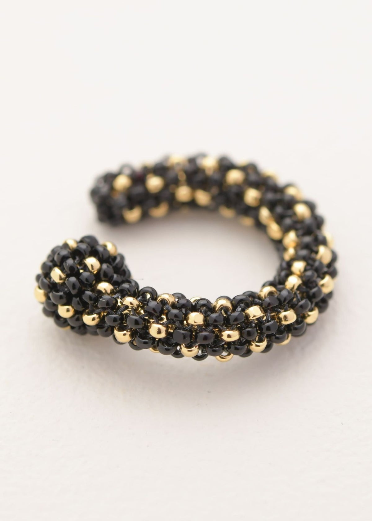 HUTA MARTHA BLACK GOLD EARCUFF