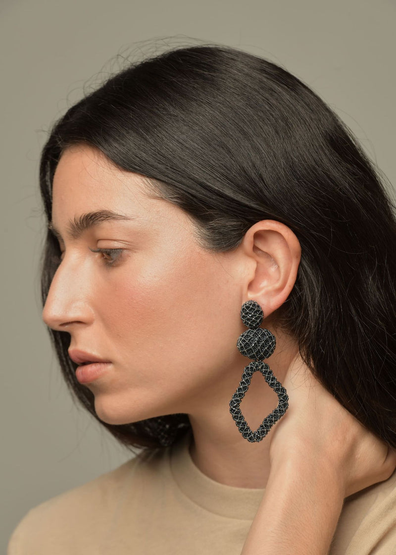 ARETES HAUTE TEJIDO ABIERTO TAWARI PLATINO GRIS METALICO