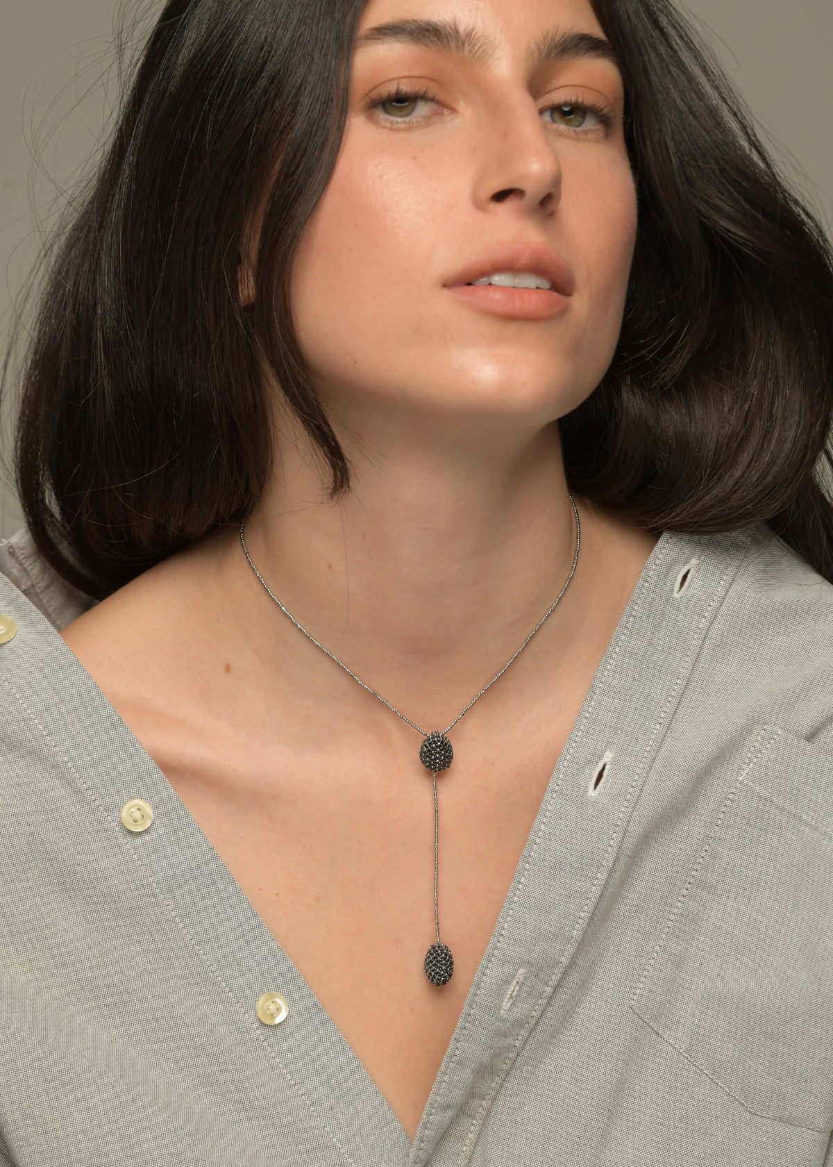 COLLAR DOS TAWARI PLATINO GRIS METALICO