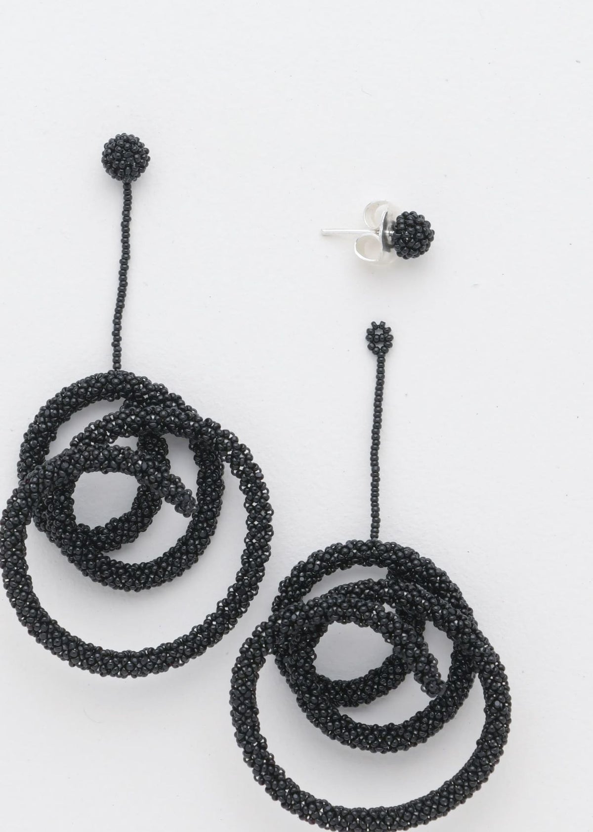 HAIKURI BLACK HANGING EARRINGS