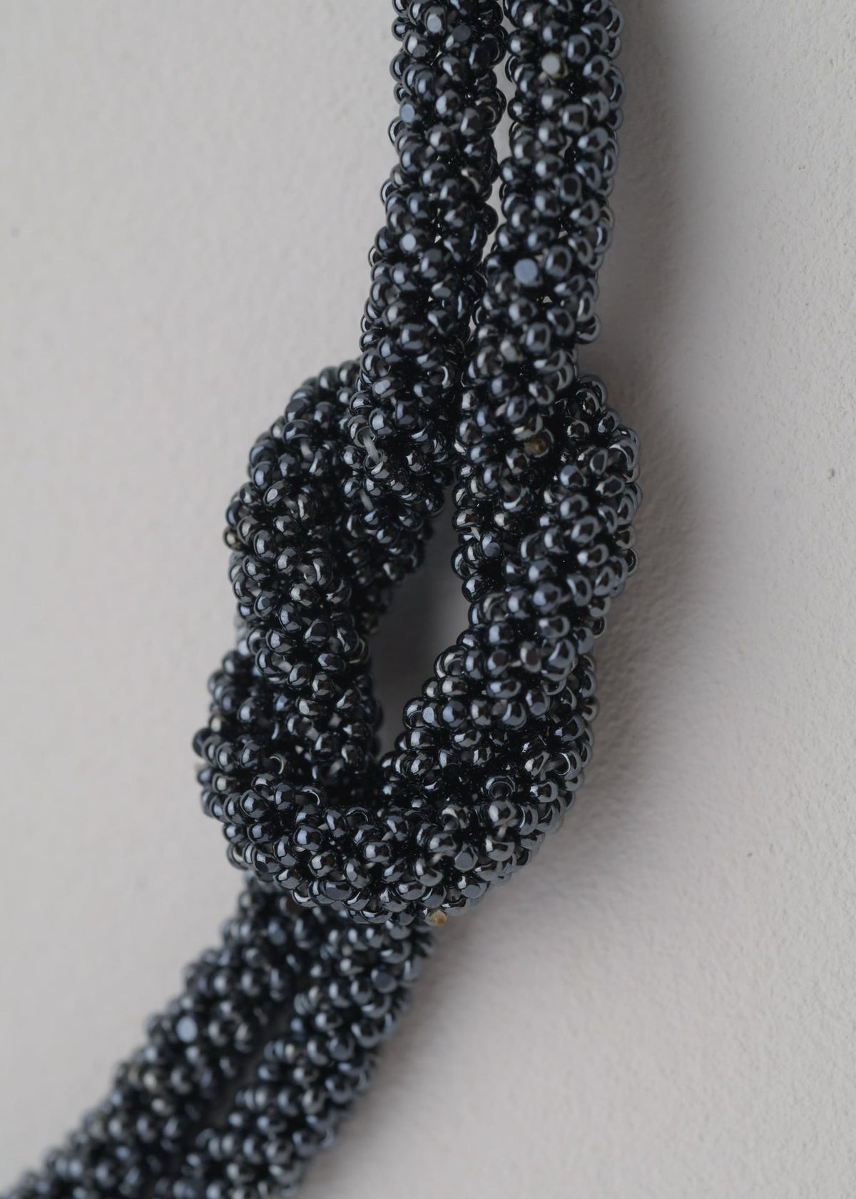 TAWARI KNOT NECKLACE METALLIC GREY