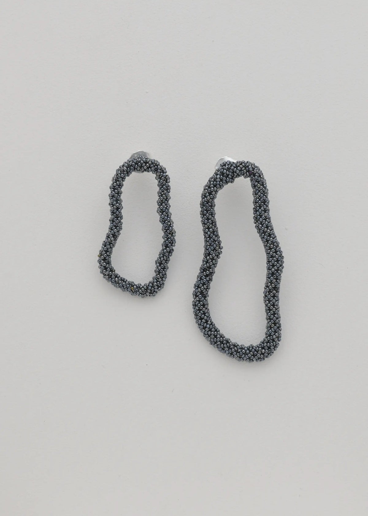 ARETES ASIMETRICOS KIPURI GRIS METALICO