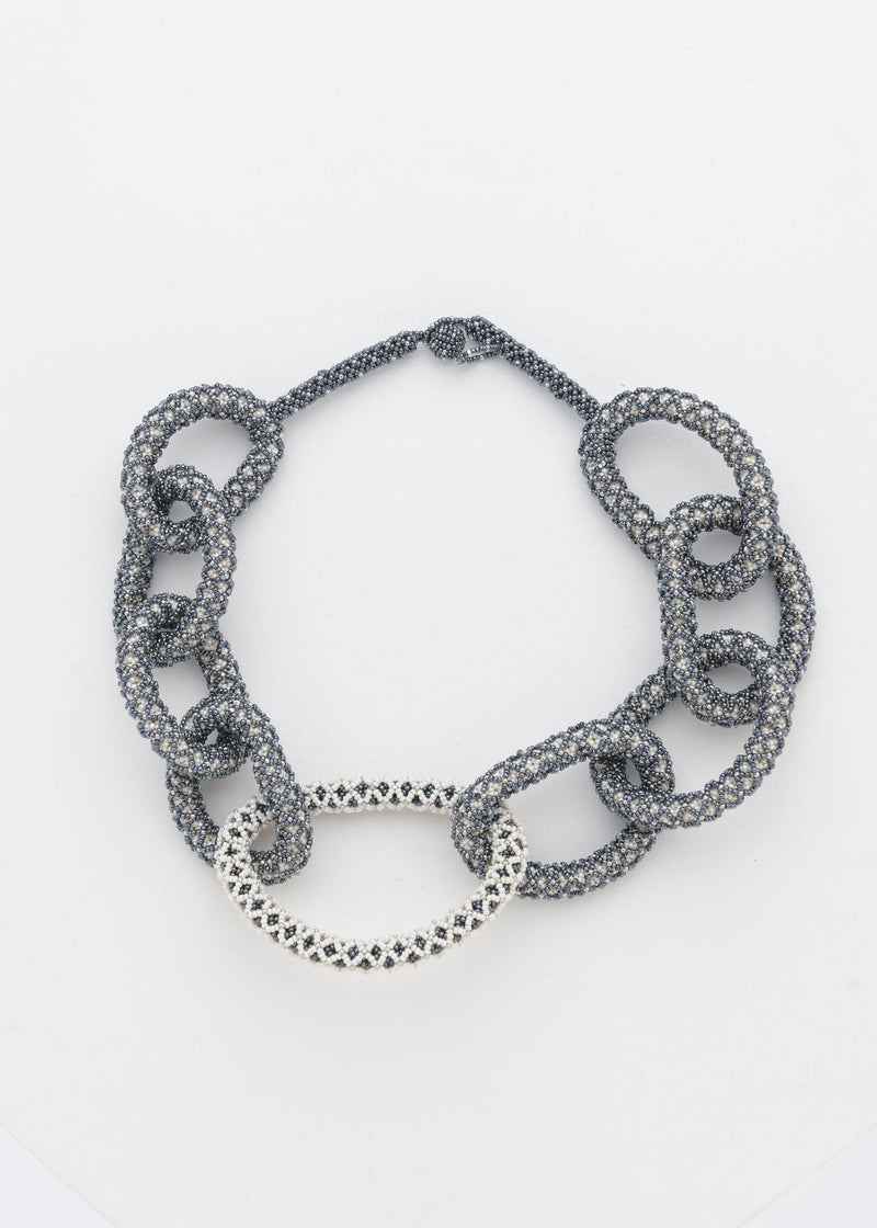 COLLAR HAXUPA NAWI PLATINO CREMA APERLADO GRIS METALICO